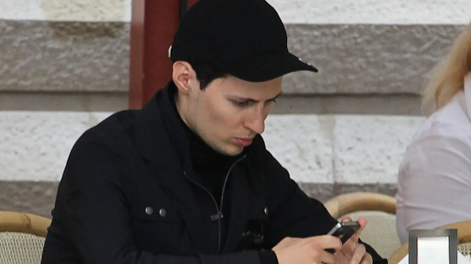Павел Дуров уничтожил iPhone 12 Pro. И предрек крах Аpple