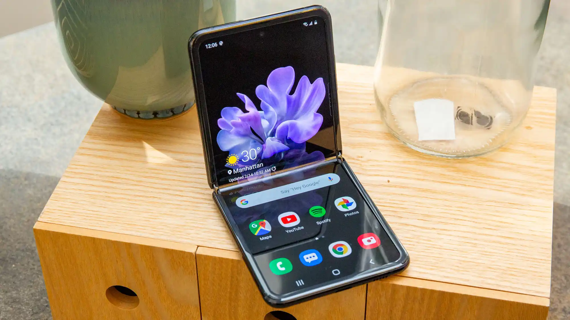 Уникальный Samsung Galaxy сейчас стоит как самый дешевый iPhone 12 mini. Брать или нет?