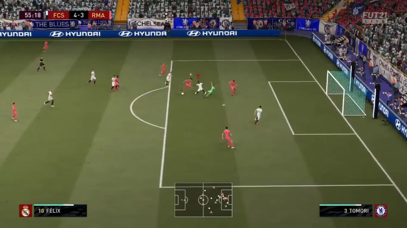 В FIFA 21 геймер забил после сэйва вратаря. Мяч перелетел все поле, но это баг