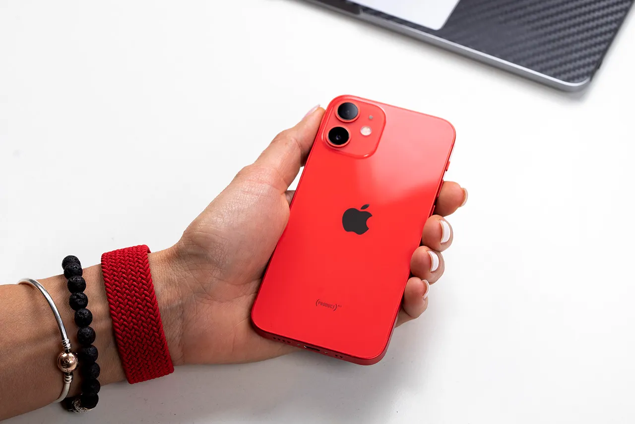 iPhone 12 mini – неубиваемый. Аппарат роняли с высоты и били об асфальт – экран остался целым