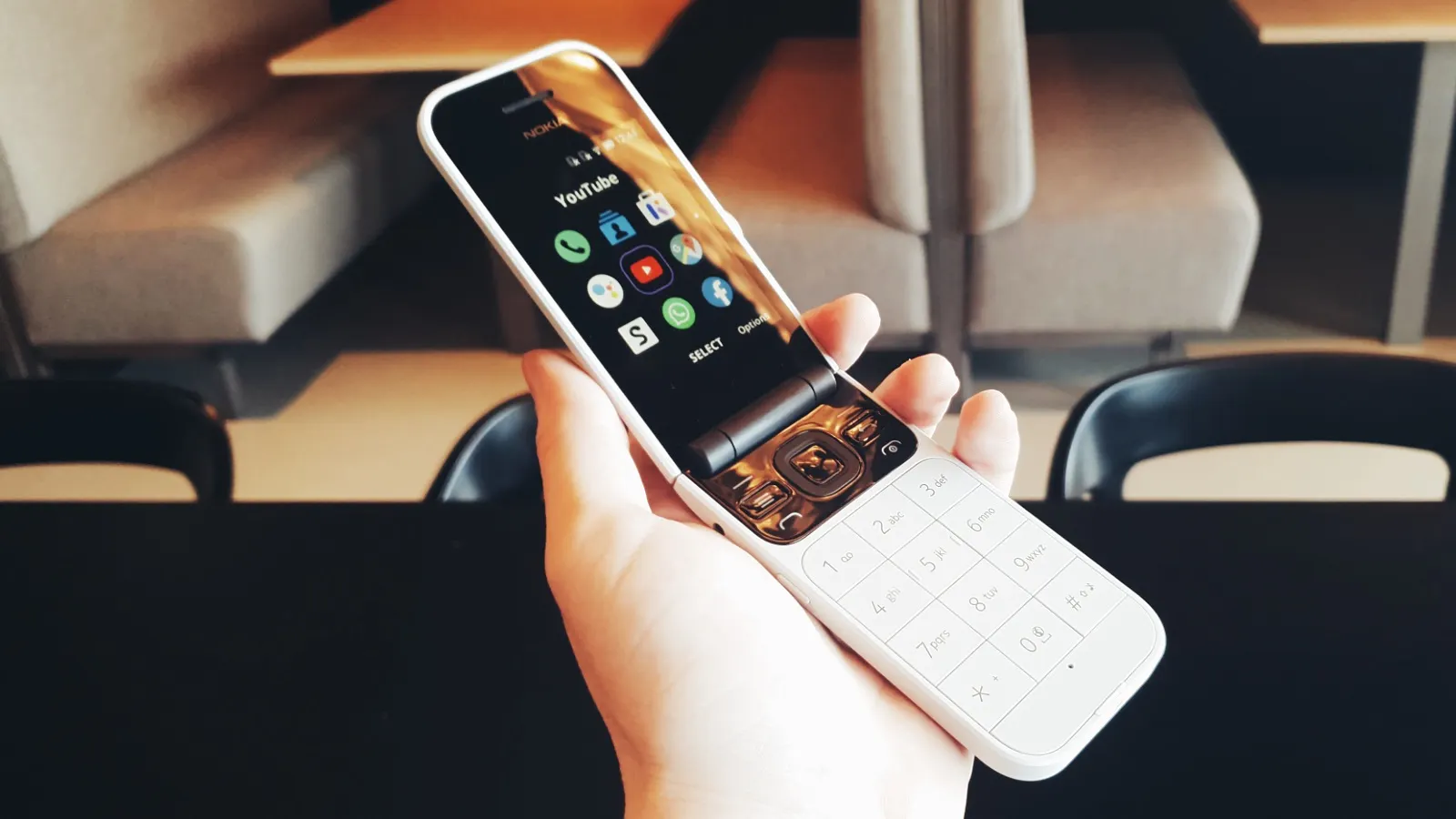 Раскладушка Nokia стала хитом в России. Что это вообще за модель?