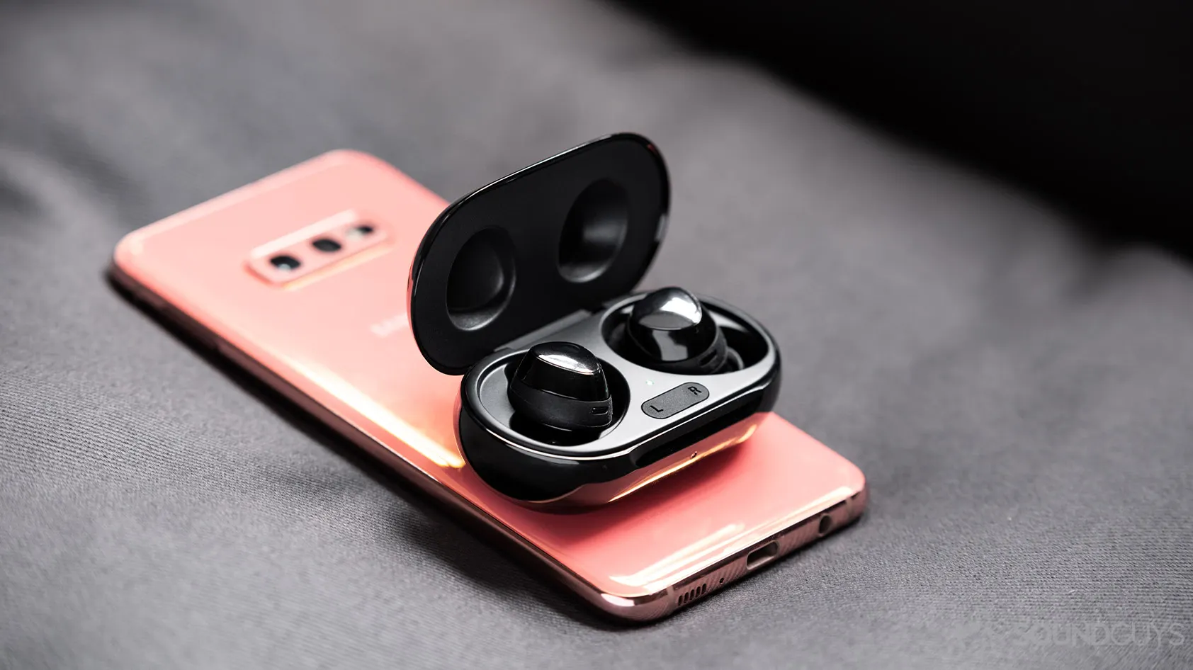 Пора брать Samsung Galaxy Buds+. Беспроводные наушники продают за половину цены