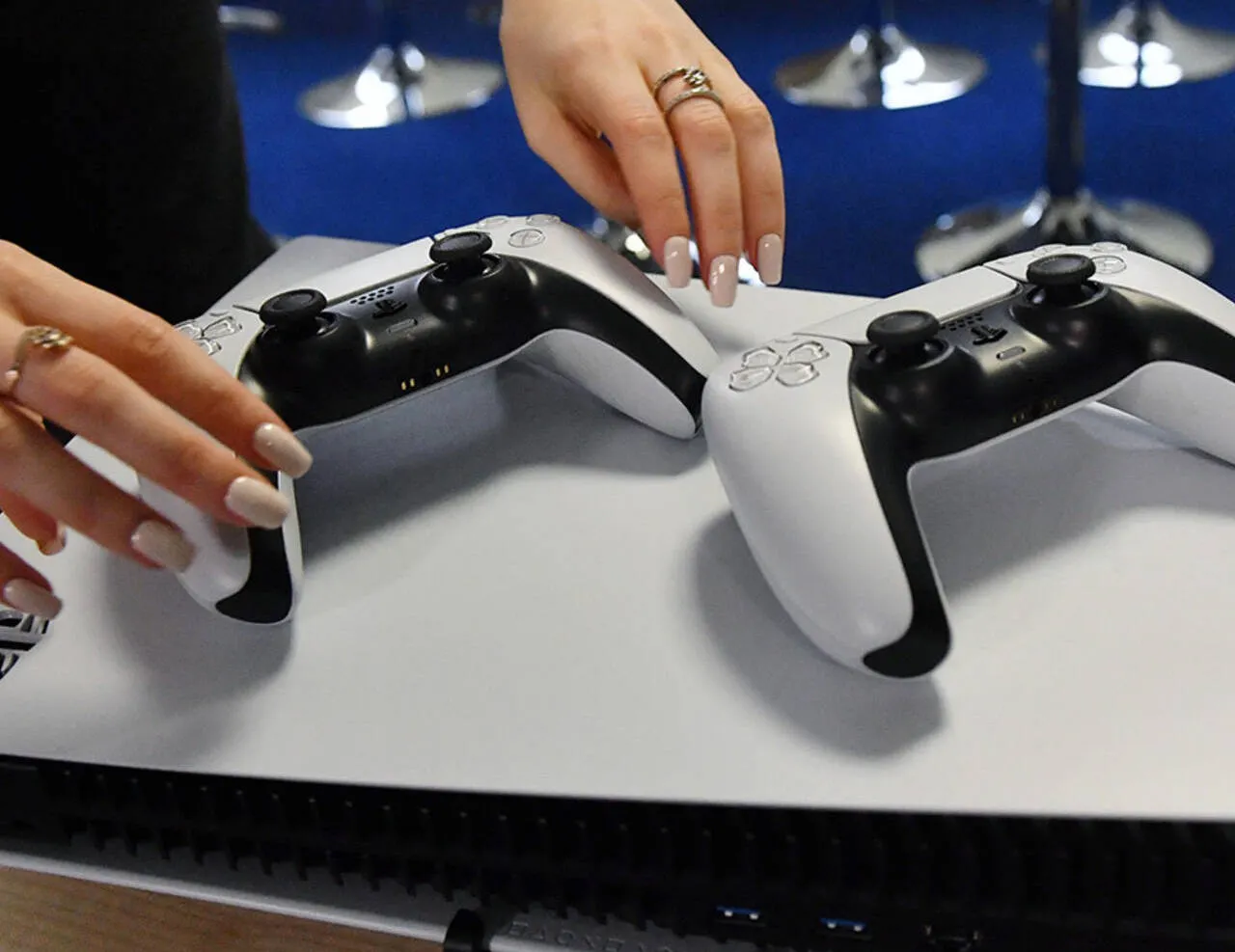 Некоторым покупателям Sony PlayStation 5  достались коробки со всяким хламом. Как так?