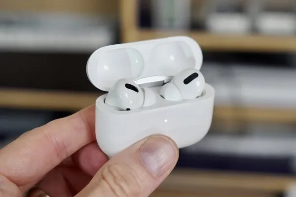 Первая информация о новых AirPods Pro. Будет несколько версий и новое железо