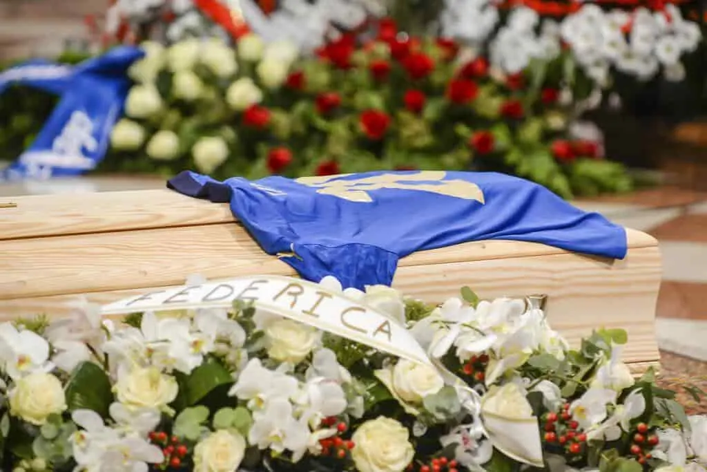 Похороны чемпиона мира по футболу показывали в прямом эфире. В это время его дом ограбили