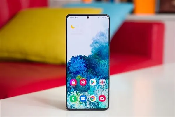 Раскрыт дизайн Samsung Galaxy S21. Компанию хвалят за оригинальность