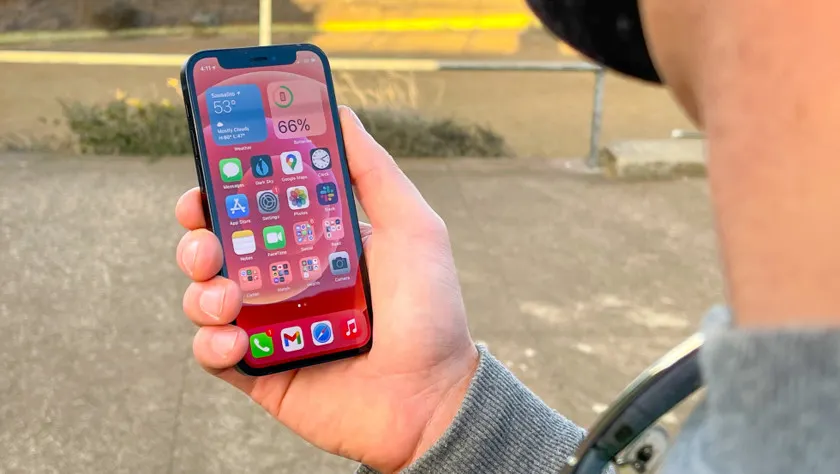 iPhone 12 mini пролетел в России. Маленький смарт никому не нужен