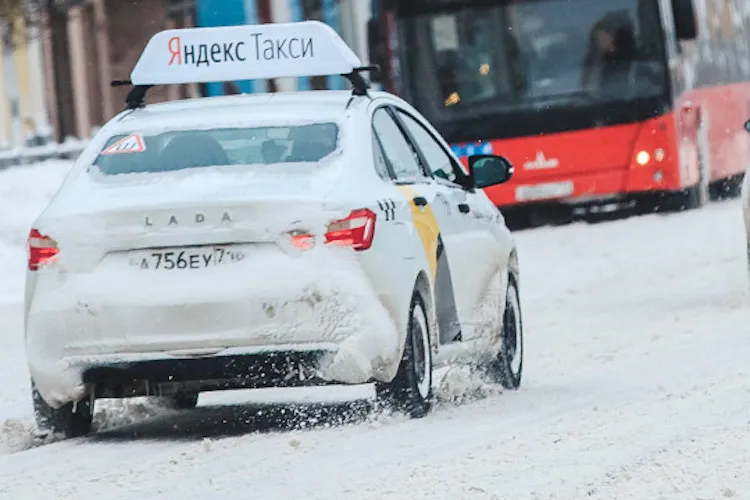«Хотя бы капелька упадет – все, сразу цена в три раза выше». Пользователи недовольны ценами «Яндекс.Go»