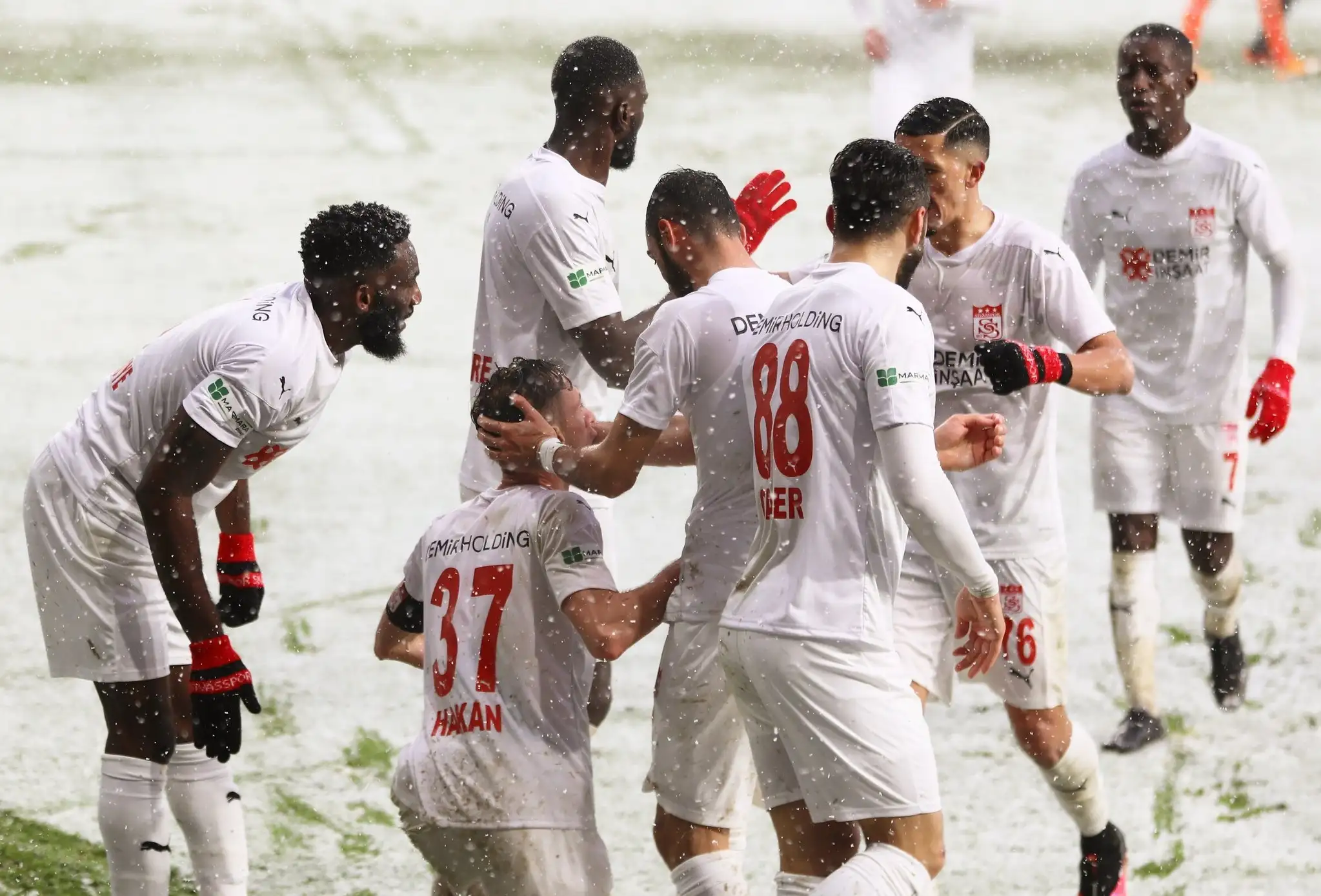 В Турции футболисты слились со снегом из-за белой формы. Их сравнили с багом в FIFA 21