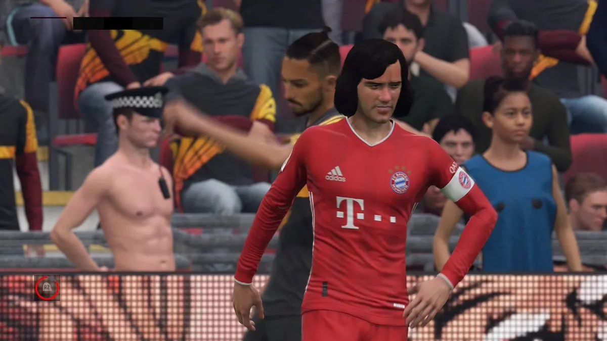 В FIFA 21 нашли новый баг – на трибунах стоят зрители, похожие на стриптизеров. Что происходит?