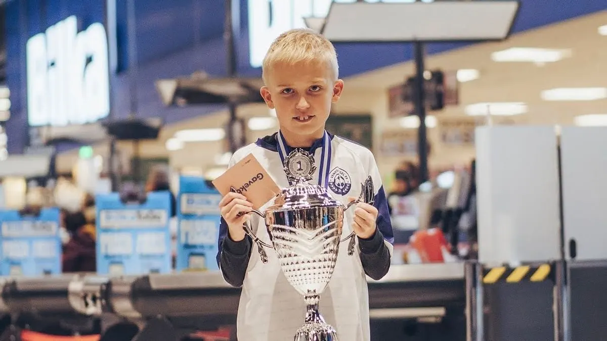14-летний парень не проигрывает в FIFA 21. Узнали, в чем его секреты