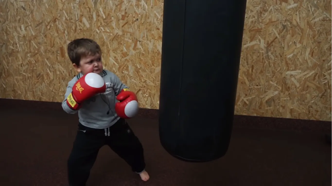 Блогер Хасбулла Магомедов проведет бой в MMA с 17-летним певцом Абдурозиком. Их общий вес – 30 кг