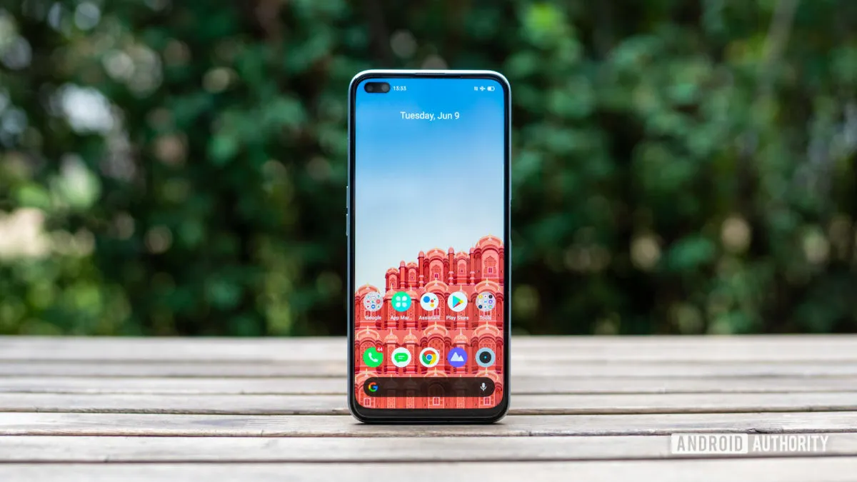 Топовый Realme вновь рекордно подешевел. Но девайс надо срочно брать