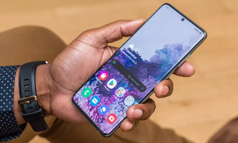 Samsung Galaxy S20+ рухнул в цене. А ещё в подарок дают TWS-наушники