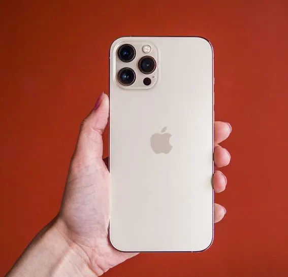 Самый крутой iPhone уже стоит меньше 100 тысяч рублей. Берем или нет?