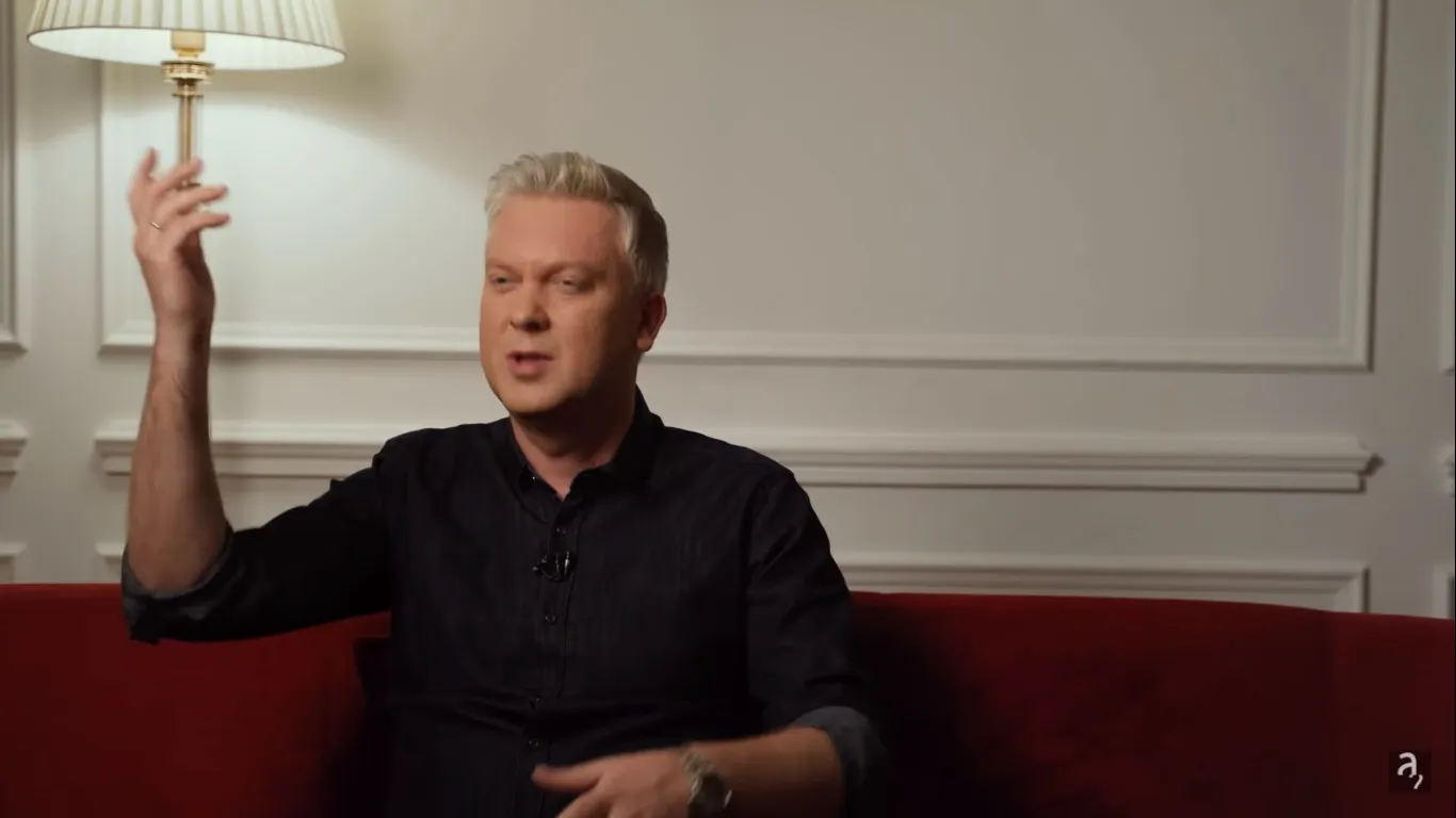 Светлаков рассказал, почему так удачно сыграл гея. Он подсмотрел их повадки на ТНТ