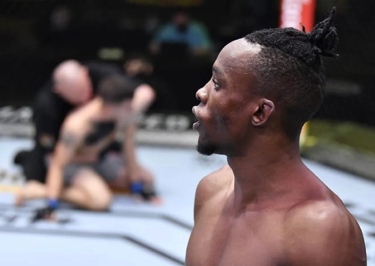 Учитель математики нокаутировал соперника в UFC за 26 секунд. Он вернется в школу через день после победы