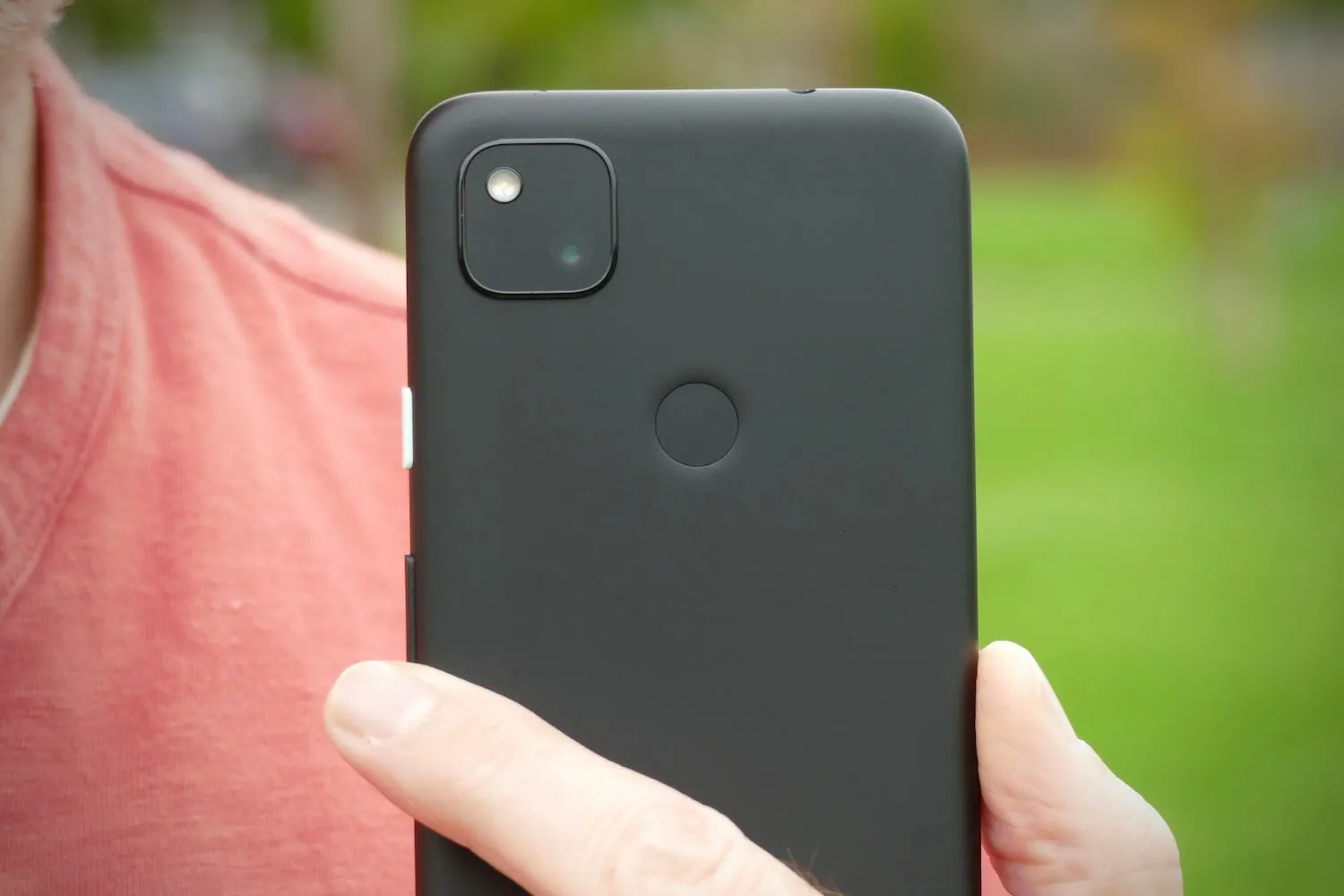Самое время хватать Google Pixel 4a. Это лучший Android-компакт до 40 тысяч рублей