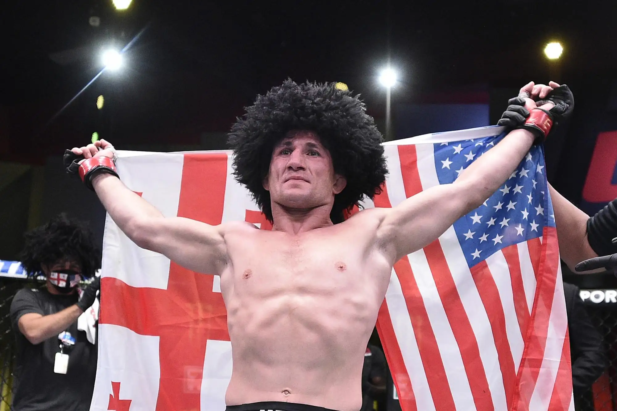 Грузинский боец UFC прыгнул в прорубь и вылез с порезами на лице. Это самая глупая тренировка по MMA