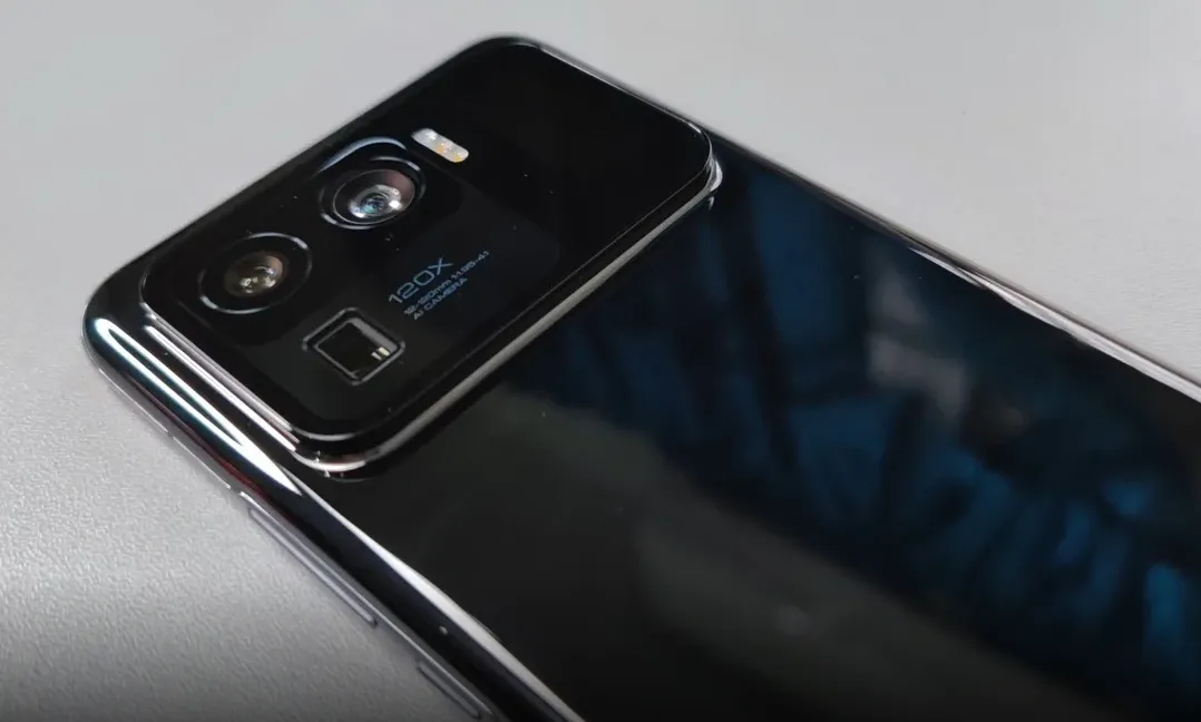 Xiaomi Mi 11 Ultra – новый суперфлагман. У него два экрана – зачем второй?