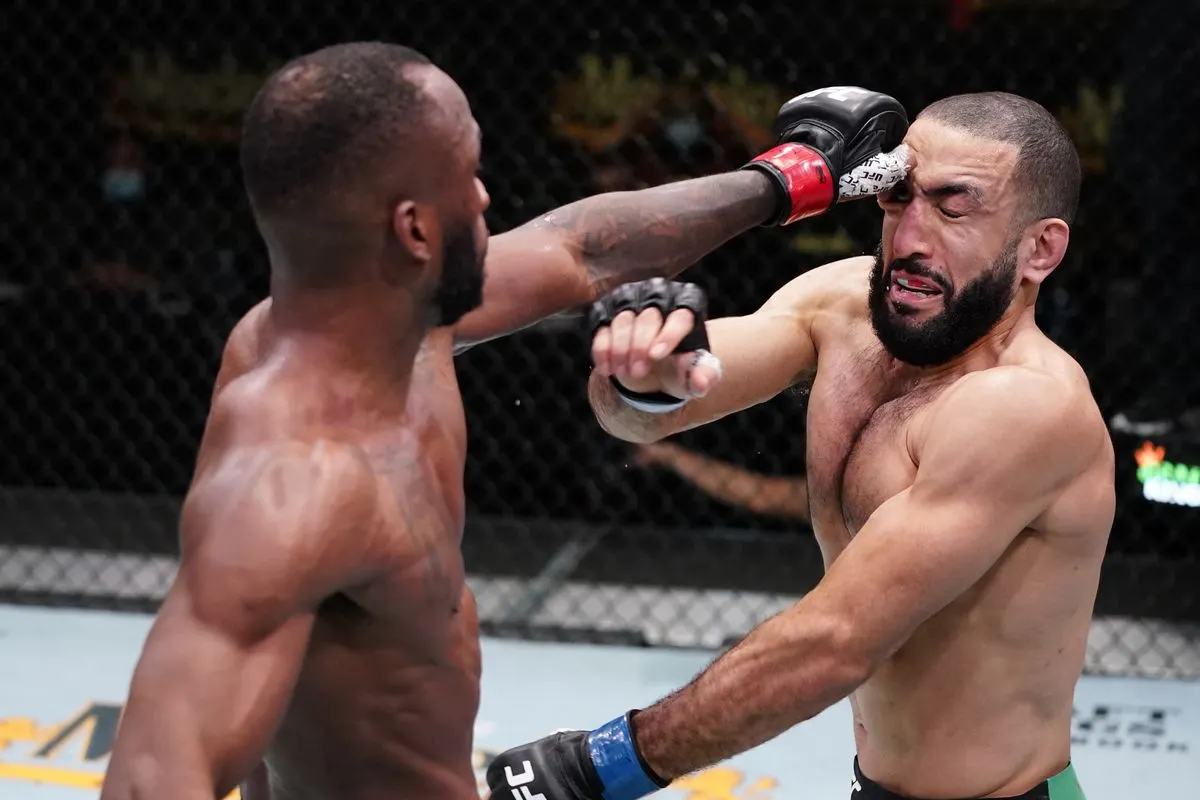 Боец UFC со всего размаху ткнул пальцем в глаз сопернику. Врачи запретили жертве выходить в октагон