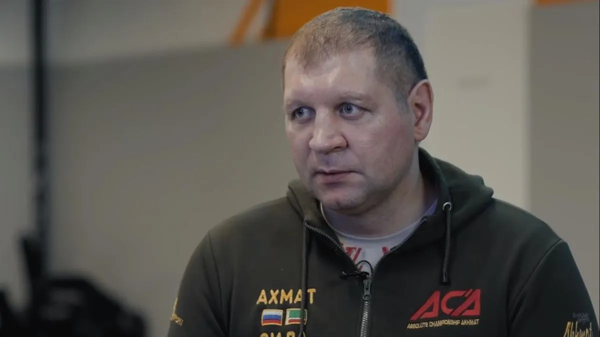 Александр Емельяненко назвал себя деканом. И сказал, что у него два образования