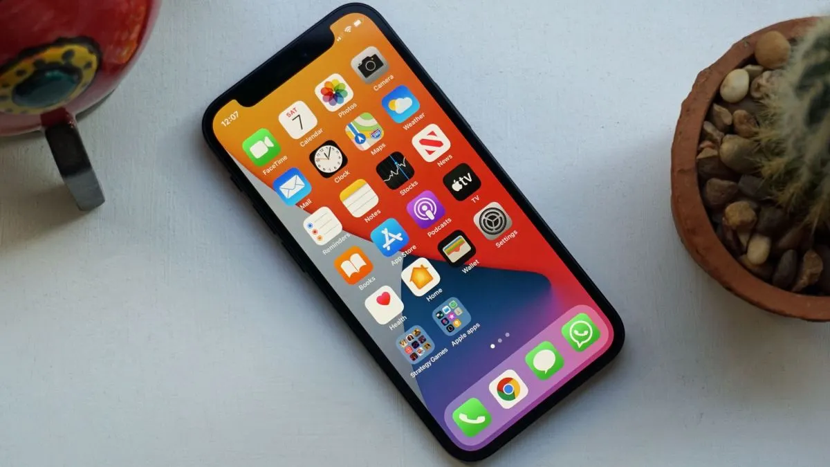 iPhone 12 подешевел почти на 20 тысяч рублей. Брать сейчас или ждать дальше?