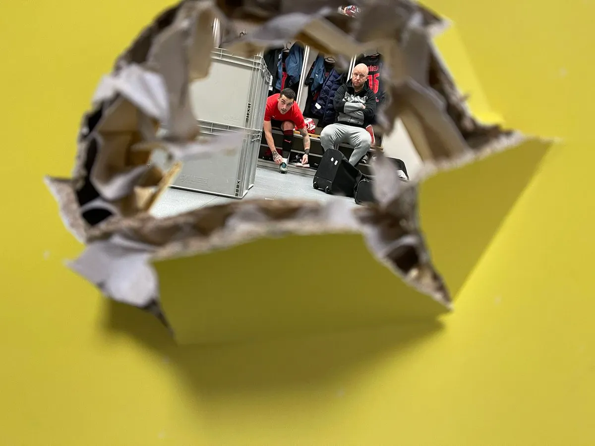 Футбольный тренер в перерыве пробил кулаком стену, когда его команда проигрывала. И они победили!