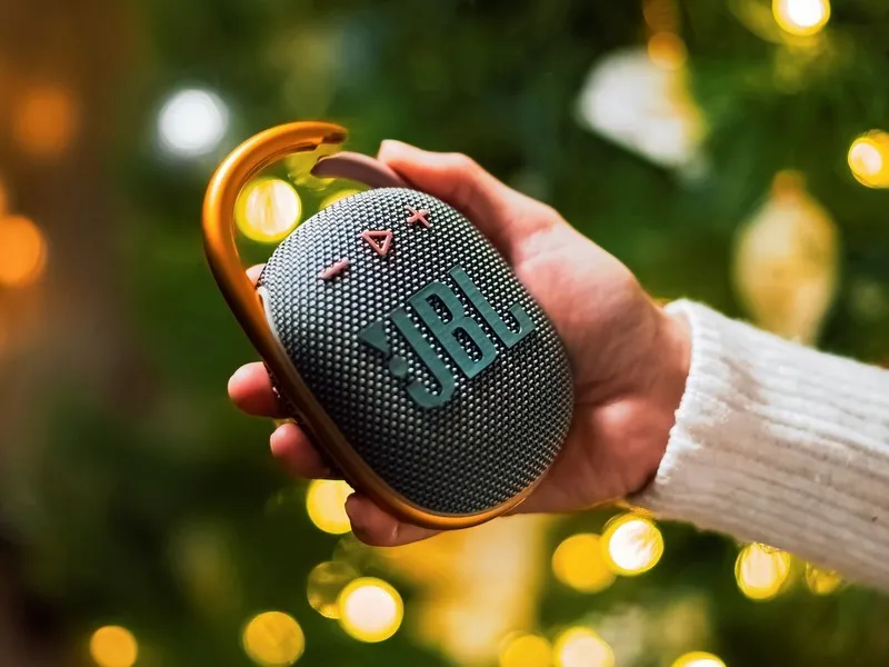 Вышла новая колонка JBL. Такая крутая, что скоро будет у всех школьников