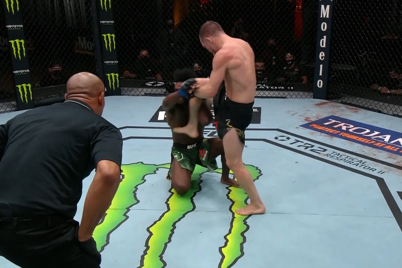 Русский чемпион UFC Петр Ян невероятно глупо потерял титул. Он по ошибке ударил соперника коленом