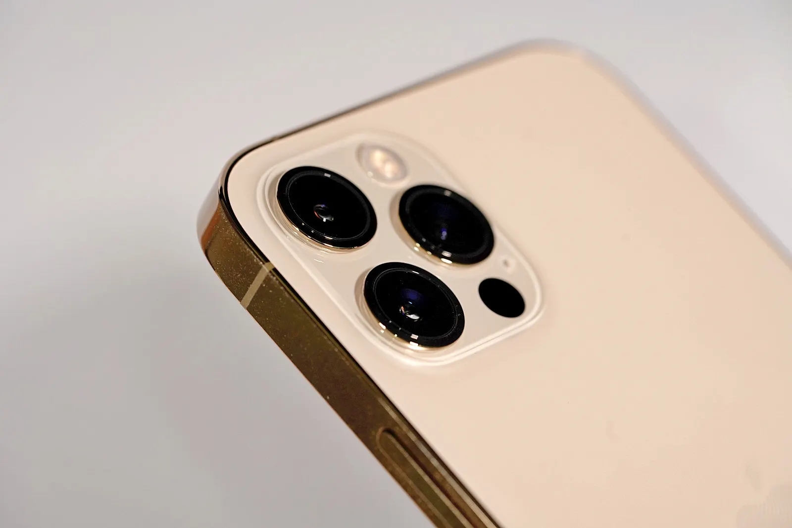 Нашли самый доступный iPhone 12 Pro Max. Здесь официальная модель и быстрая доставка