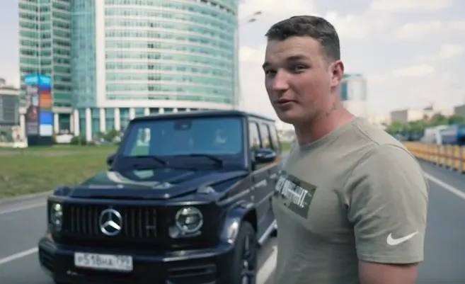 Эдвард Бил стал виновником аварии в Москве.  Он гонял по встречке и снимал видео