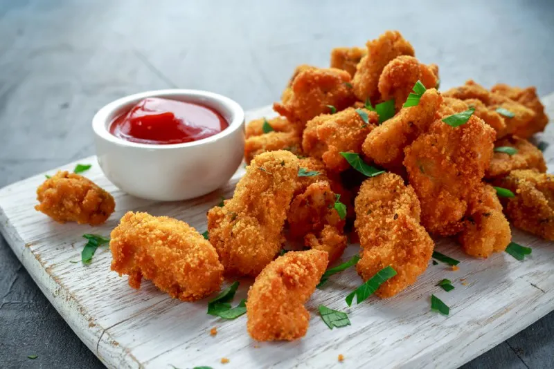 «Пахнут как курица и на вкус как курица». Артемий Лебедев казнил наггетсы