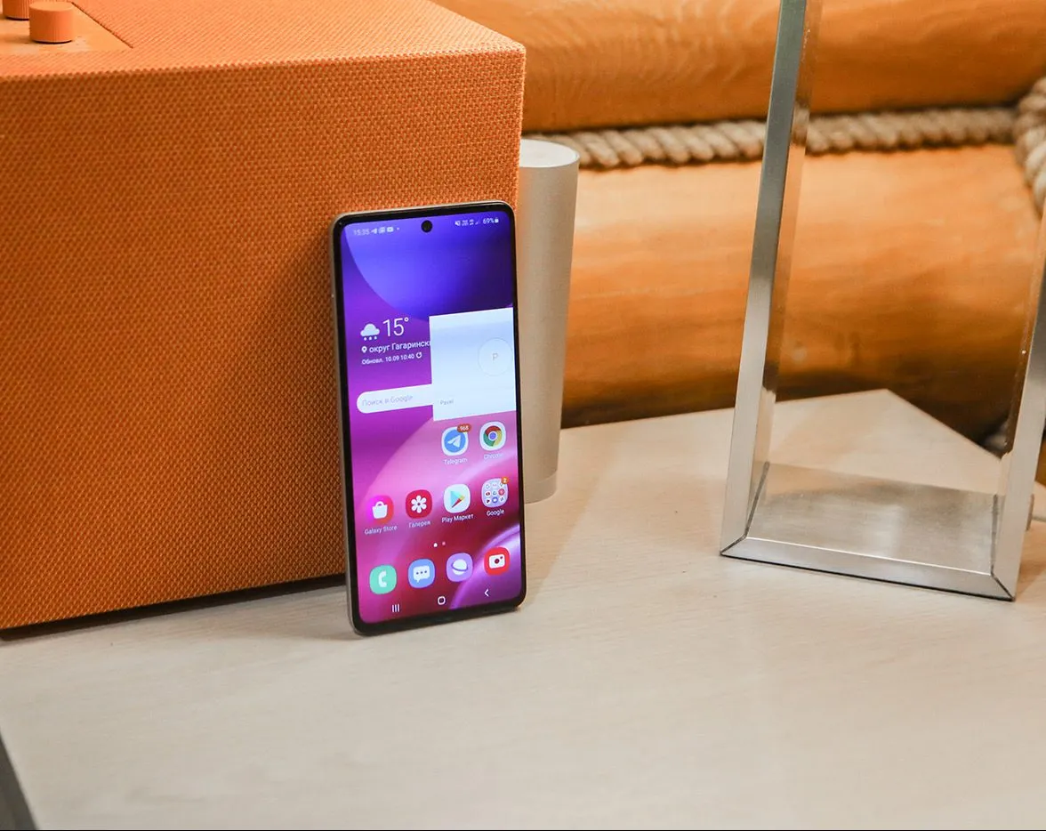 Популярный середняк Samsung Galaxy рекордно подешевел. Это девайс с огромным аккумом и крутым процессором