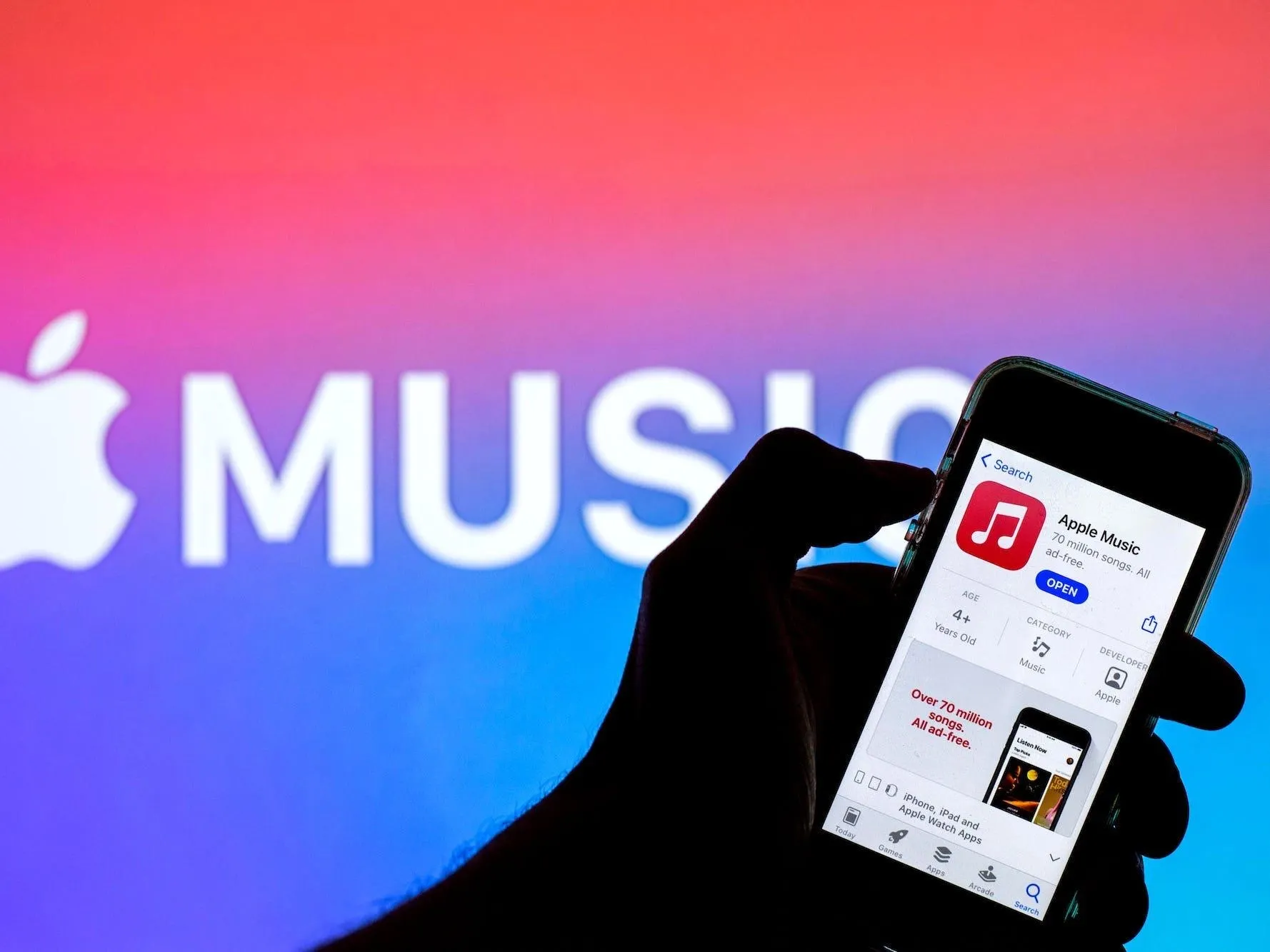 Сколько Apple Music платит музыкантам за одно прослушивание трека? Мало, но Spotify дает еще меньше