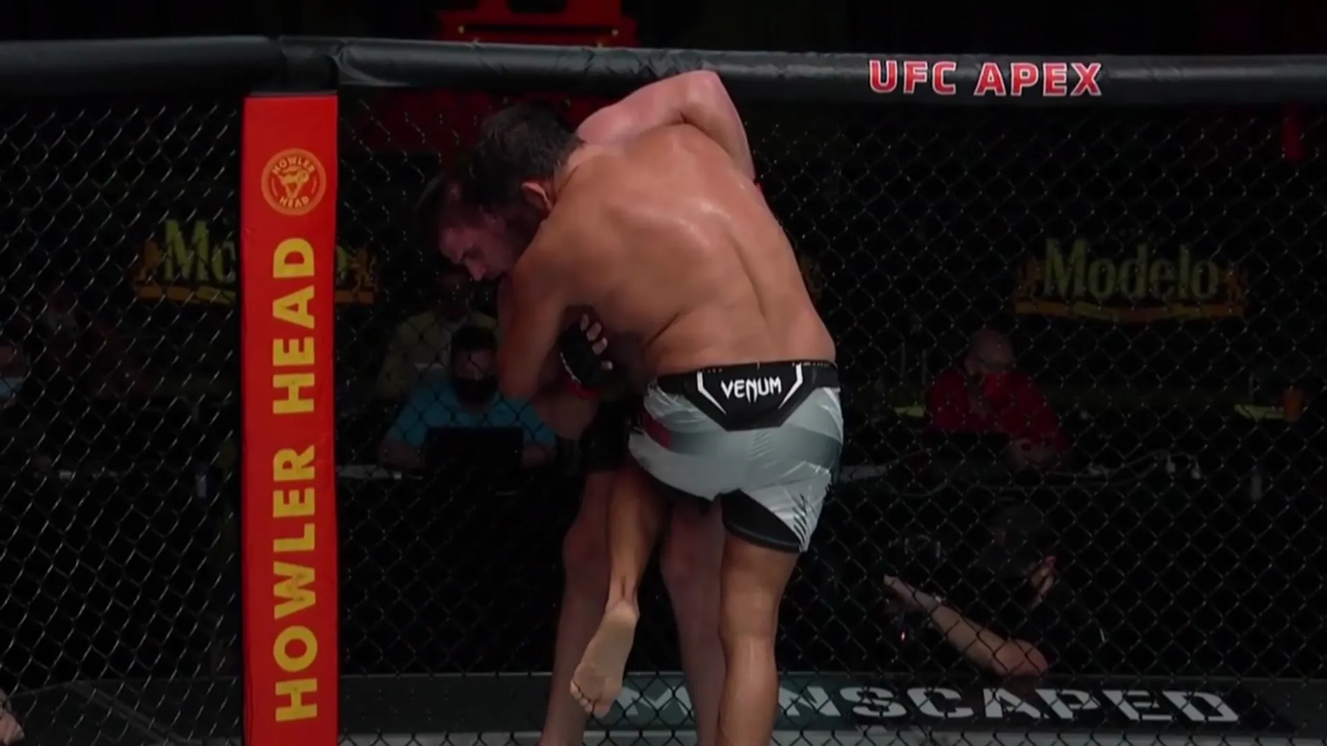 Молдавский боец UFC получил удар в ракушку и от боли забыл все слова. Он сказал: «Pain from яйцо»