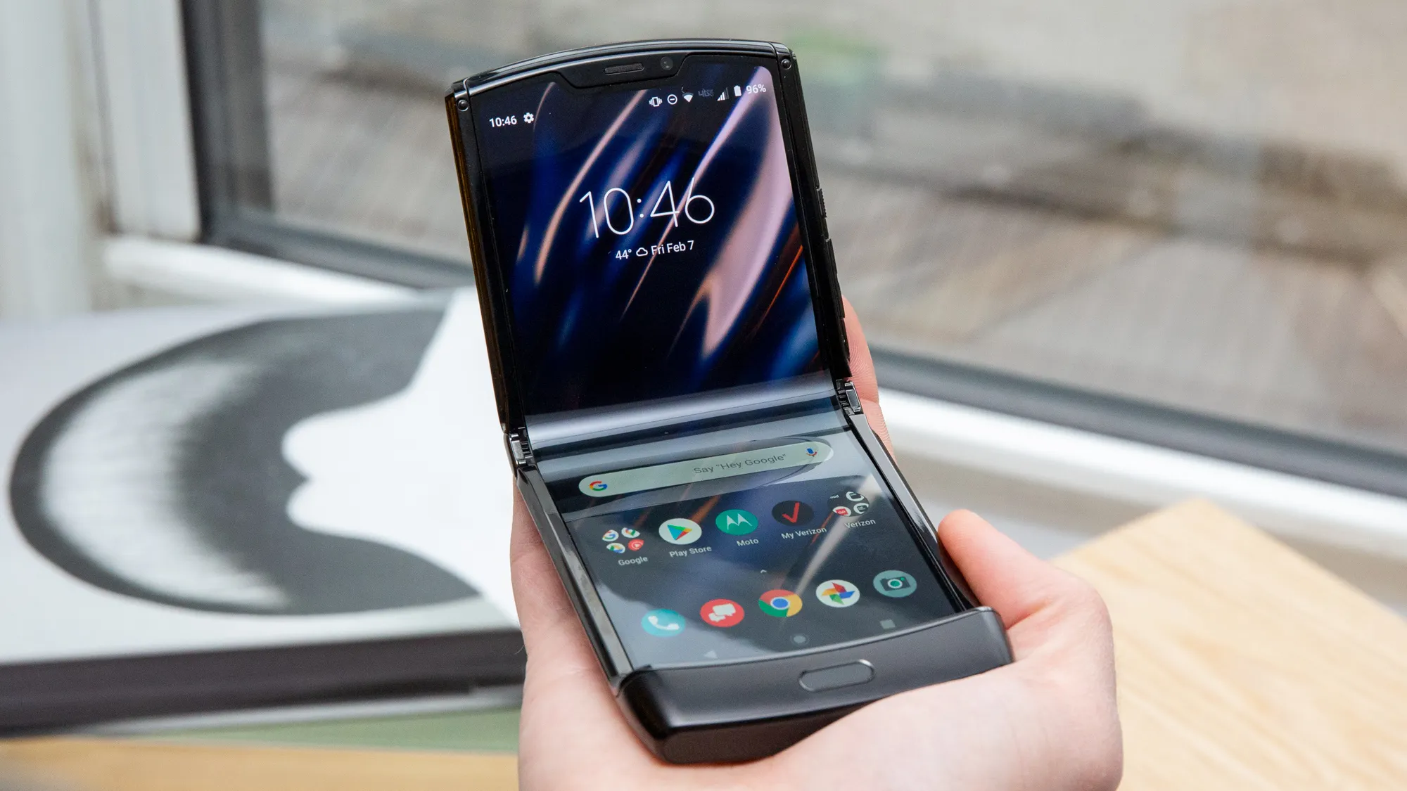 Motorola Razr уже в России. Цену придумали для коллекционеров и фанатов старины