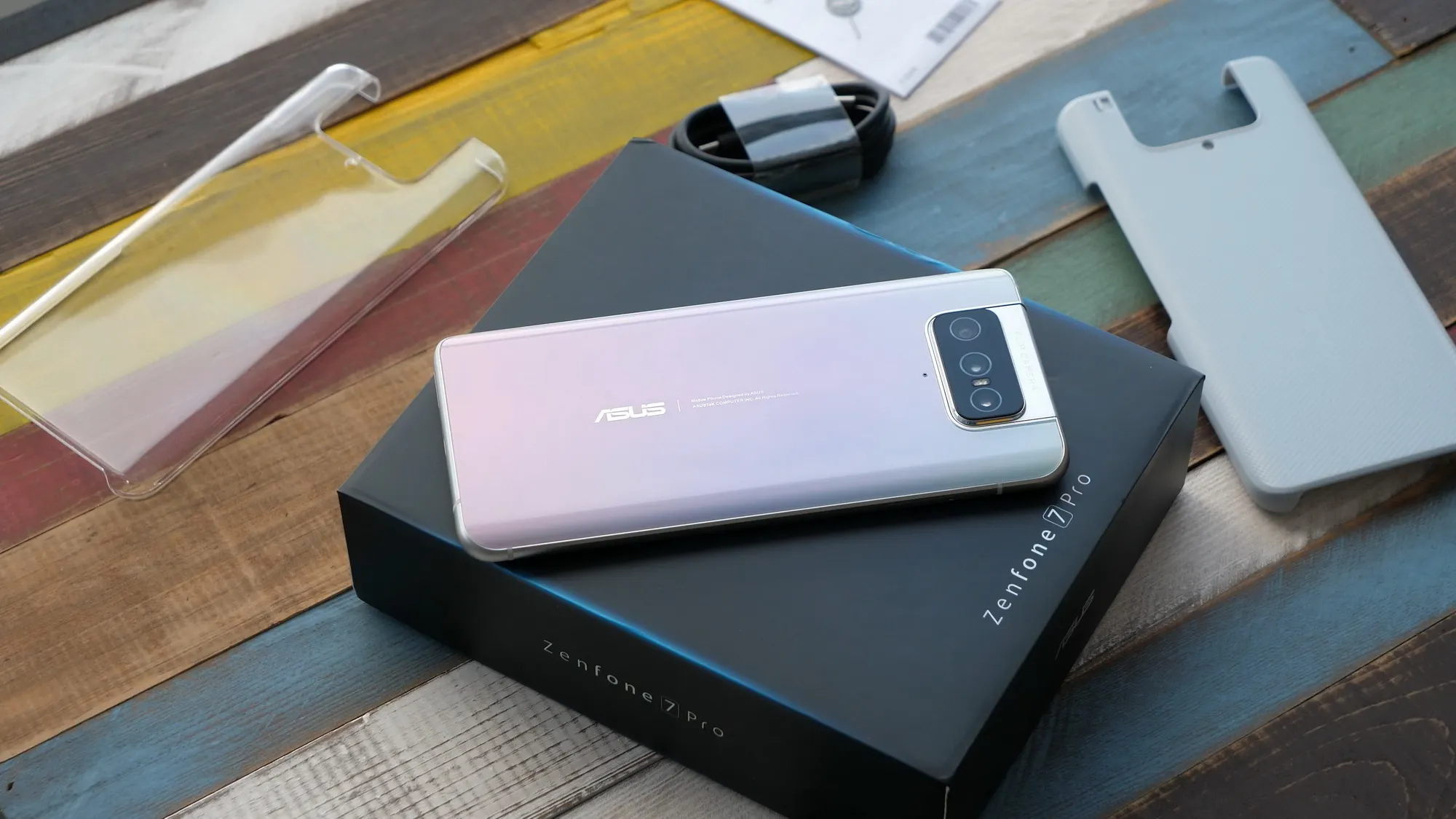 Новые Asus ZenFone 8 выйдут уже скоро. Это удивительные флагманы – один мелкий, другой с дырой в экране