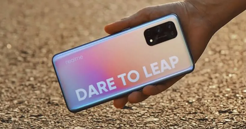 У Realme вышел новый флагман с топовыми характеристиками. Он заряжается за 35 минут, но цена вполне адекватна