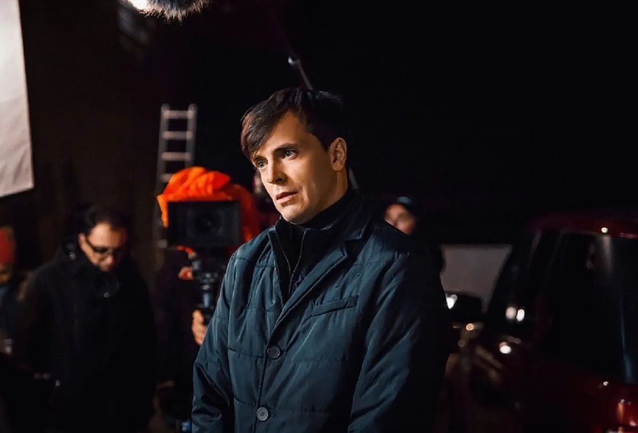 Актер из «Импровизации» снялся в сериале с Евгенией Медведевой. У него роль тренера по фигурному катанию