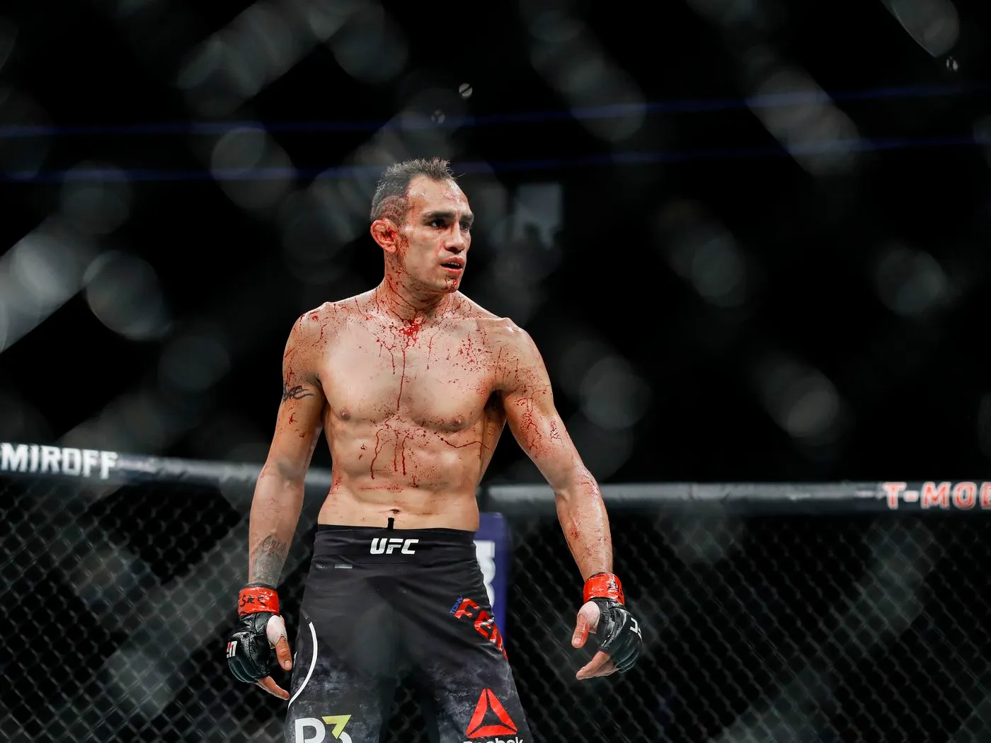 Экс-чемпион UFC Тони Фергюсон проиграл третий бой за год. Он без шансов отдал 9 раундов подряд
