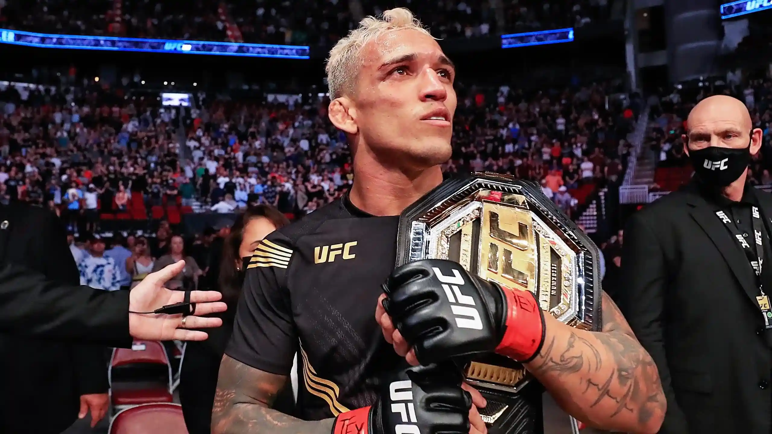 В UFC разыграли пояс Хабиба. Чарльз Оливейра отдал первый раунд, но победил нокаутом во втором