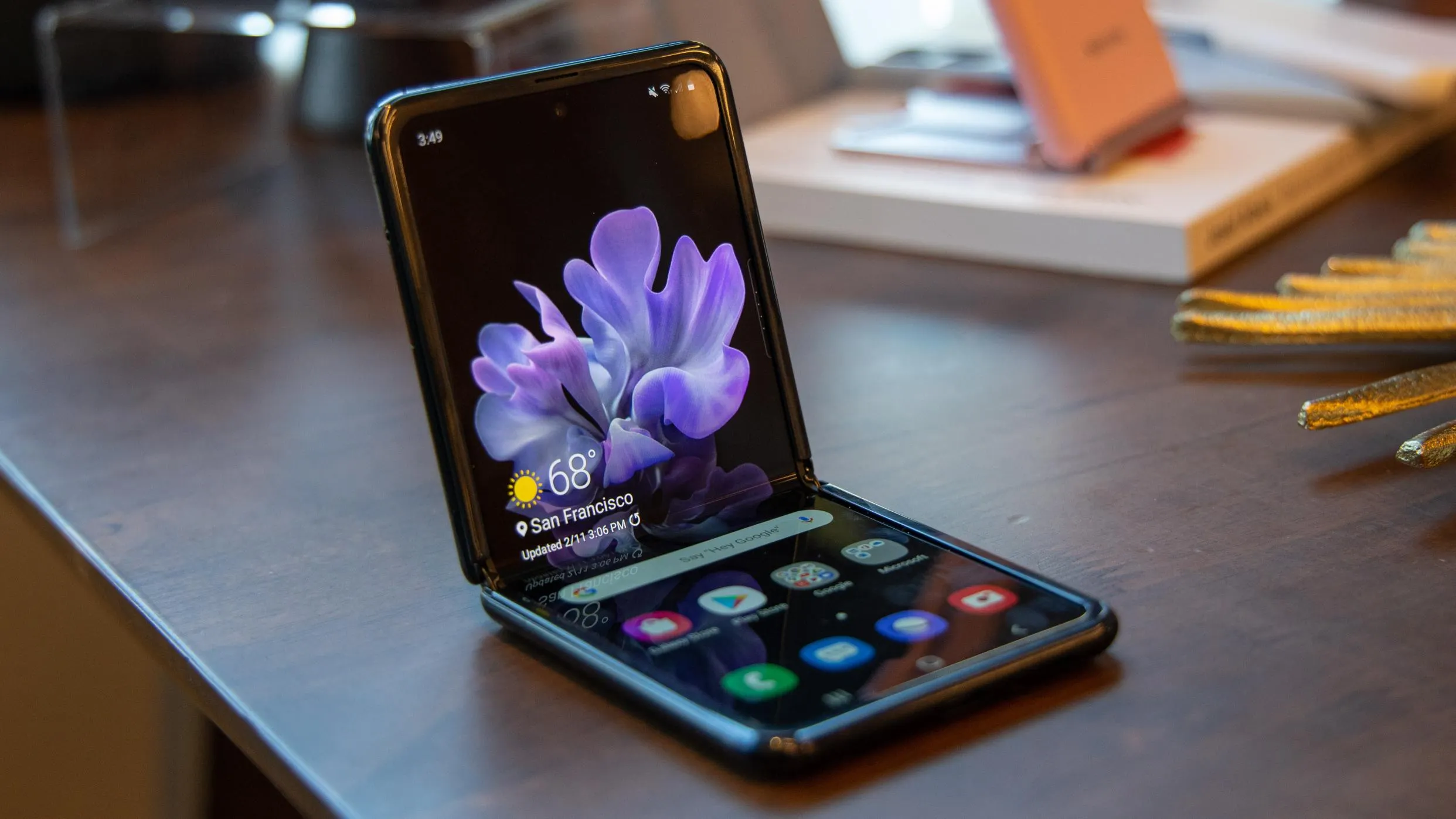 Уникальный Samsung Galaxy рухнул в цене, но скоро исчезнет из магазинов. Стоит ли брать девайс?