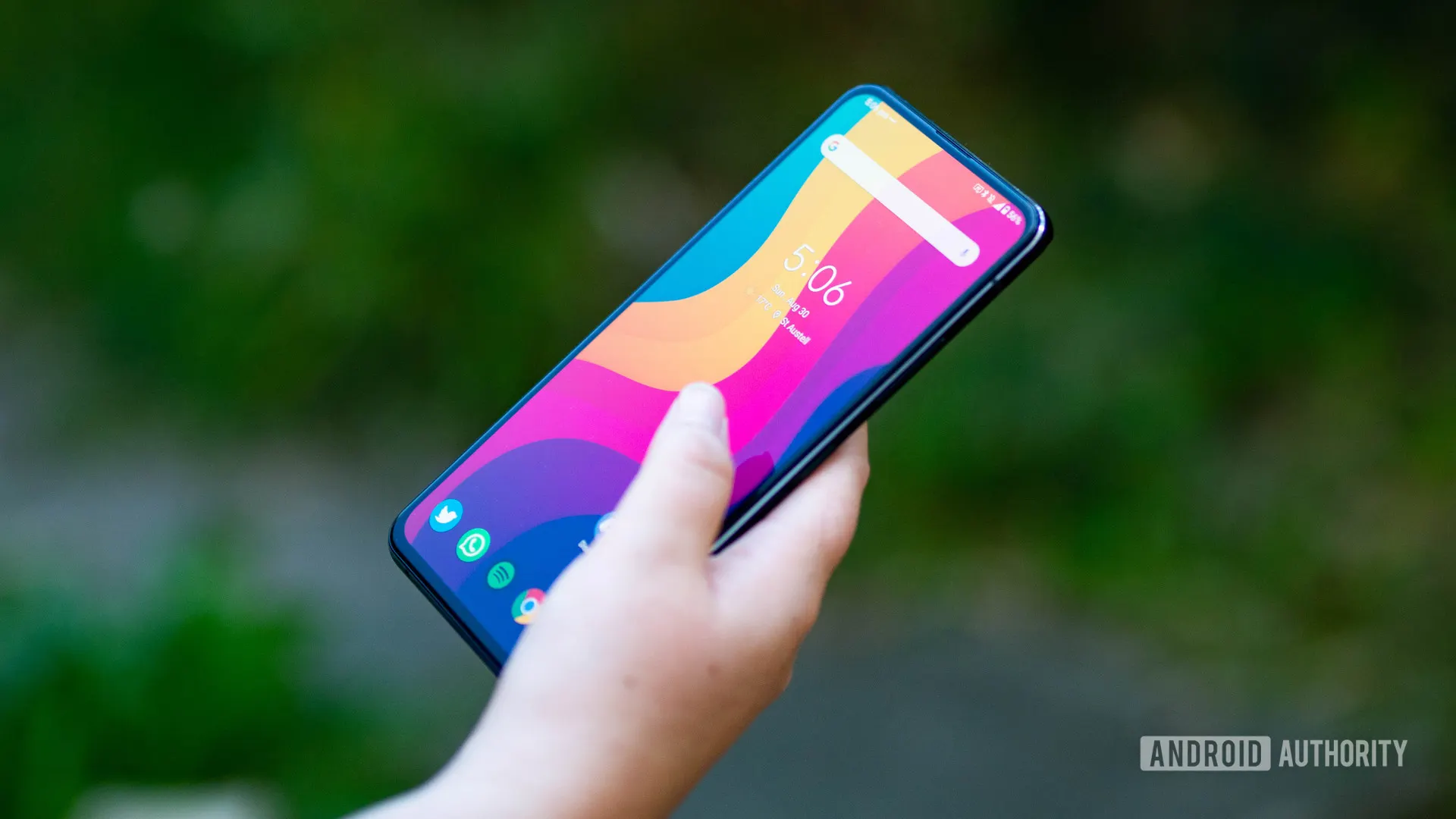 Каким будет клон iPhone 12 mini на чистом Android? Симпатичным и мощным