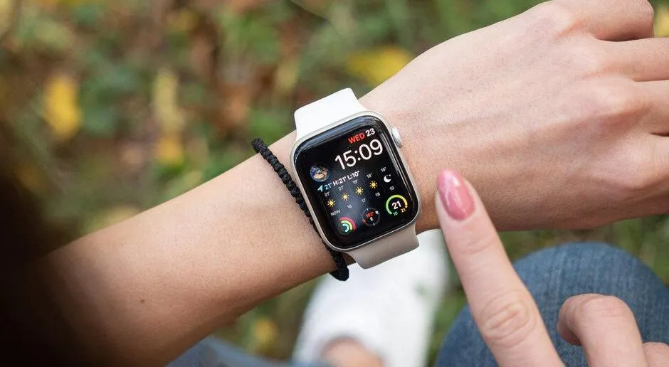 Apple Watch Series 6 обесценились сразу на 10 тысяч рублей. Где купить умные часы с огромной скидкой?