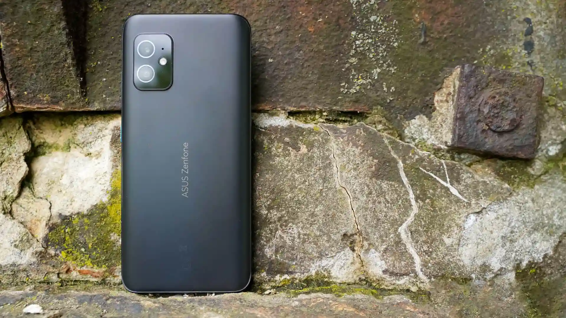 Представленный в мае Asus ZenFone 8 круто подешевел. Скидка просто сказка