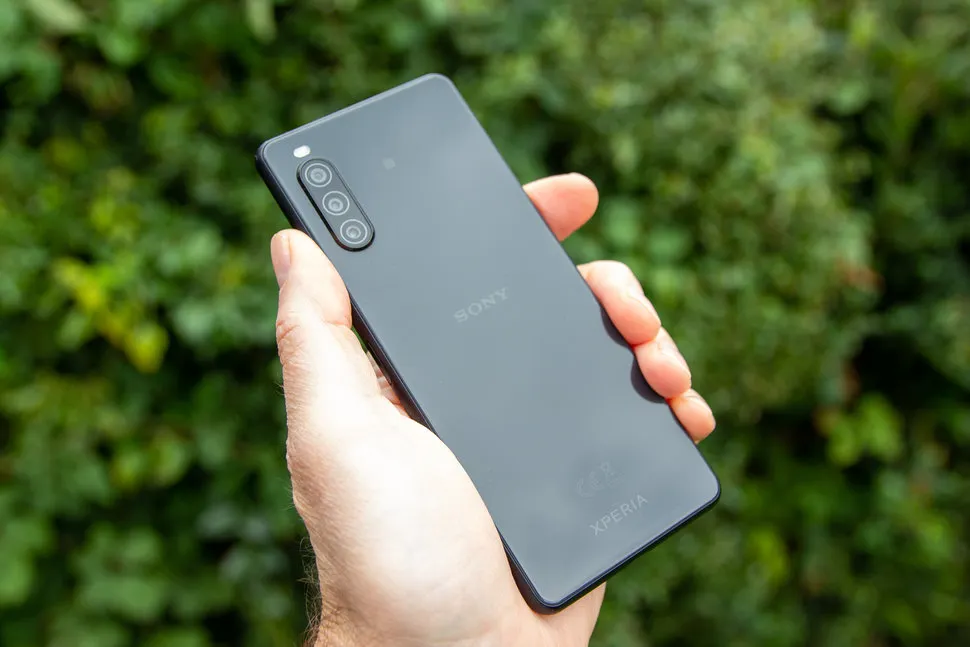 Про Sony Xperia 10 II зря забыли. Это уникальный и обесценившийся девайс