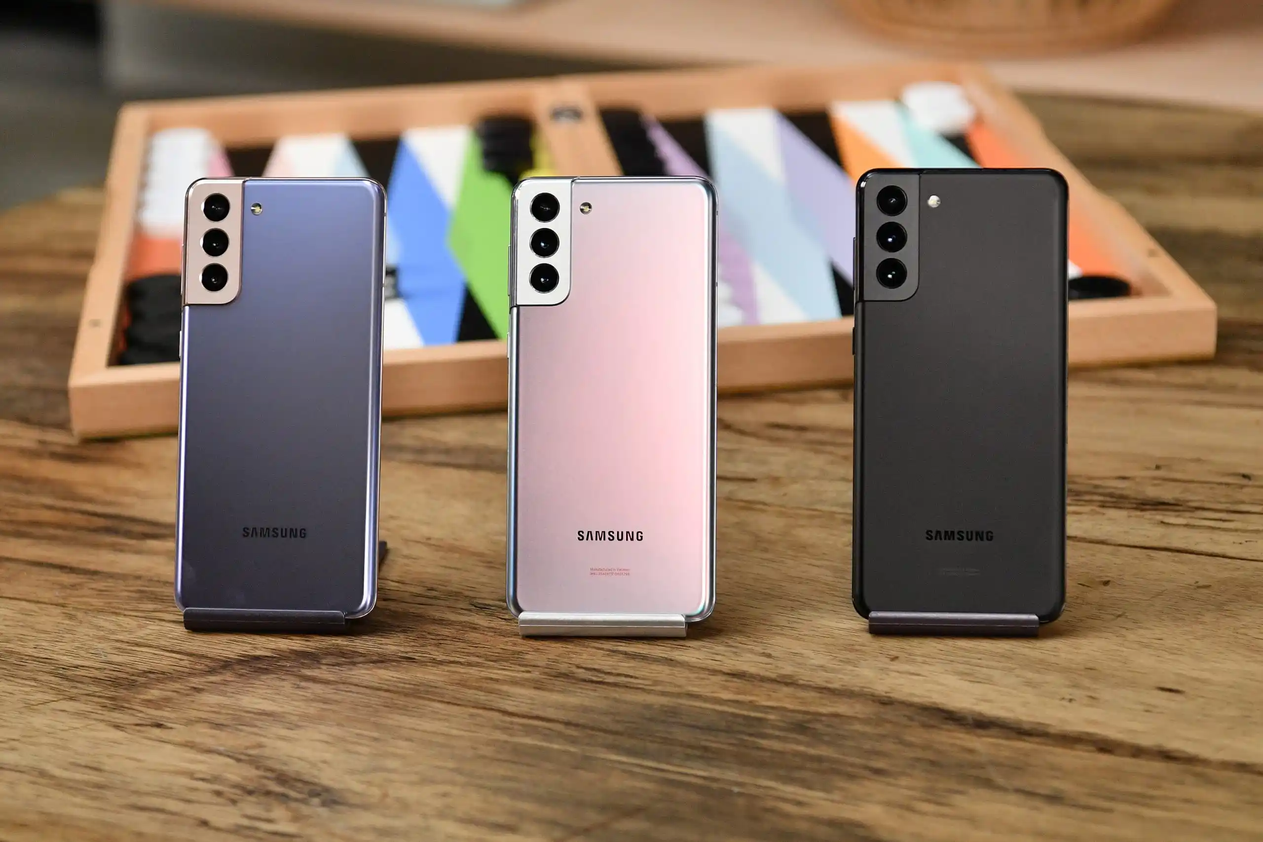 У флагманов Samsung Galaxy S21 проблемы. Они пока не взрываются, но сильно греются