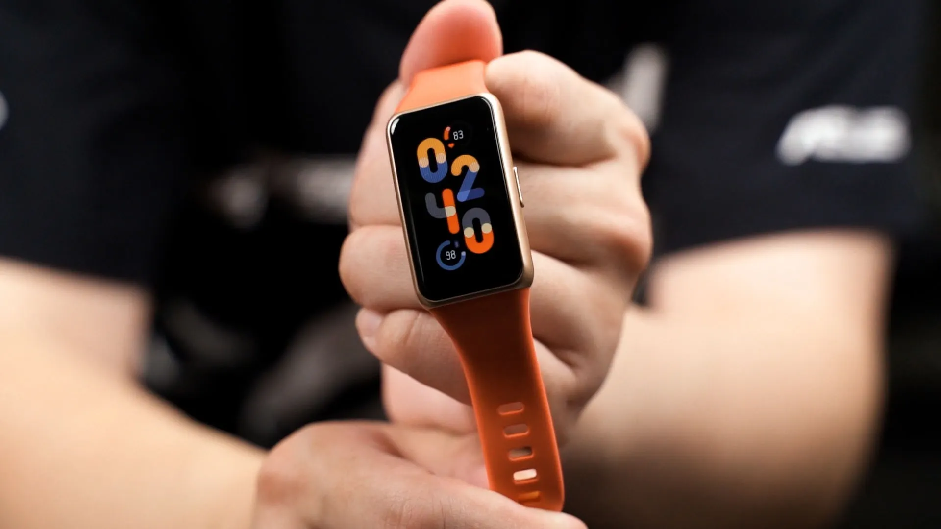 Главный конкурент Xiaomi Mi Band 6 наконец-то подешевел. Это крутой девайс с двумя киллер-фичами