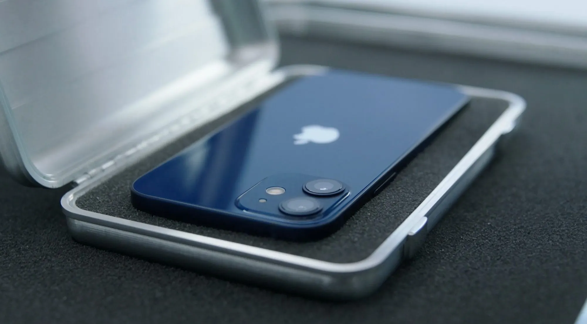 iPhone 12 mini досрочно похоронили. Скоро маленький флагман исчезнет
